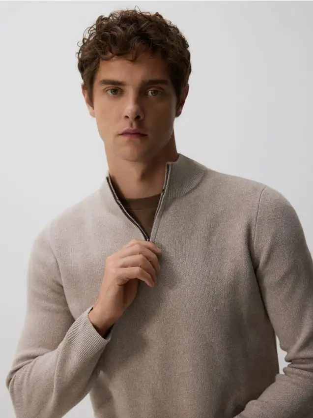 Maglione con dolcevita allacciato Colore beige