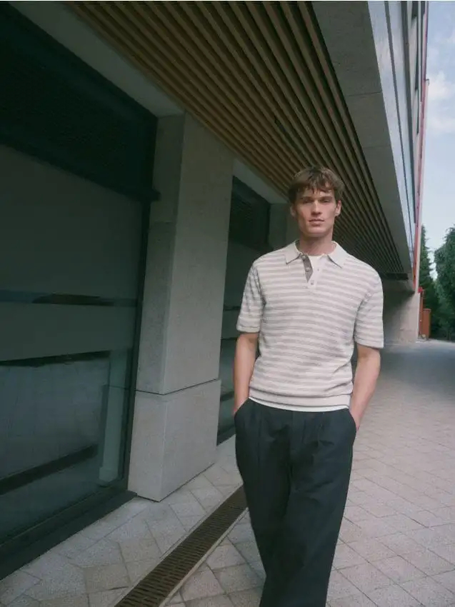 Maglione stile polo a righe Colore beige