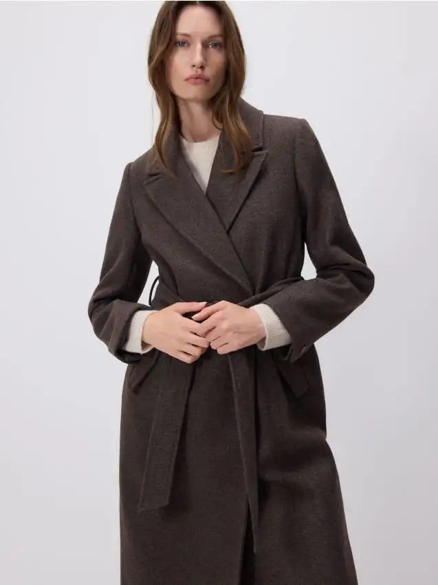 Cappotto con cintura da annodare in vita Colore marrone scuro