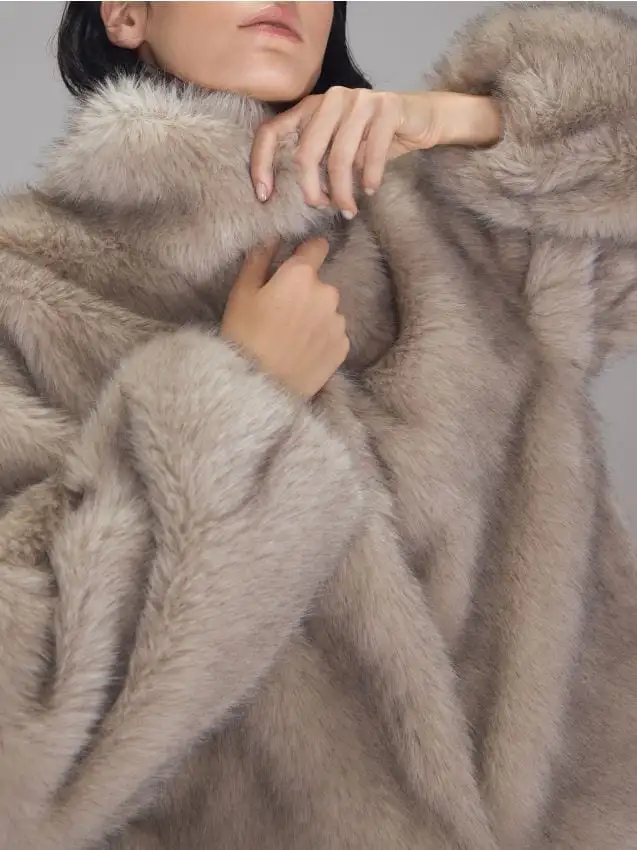 Pelliccia sintetica con colletto alto Colore grigio chiaro