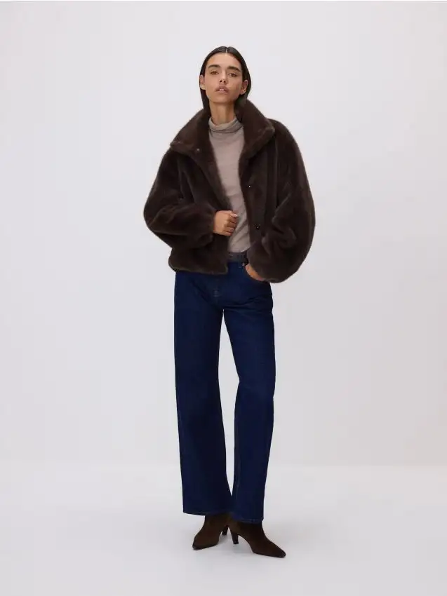 Pelliccia sintetica con colletto alto Colore marrone scuro