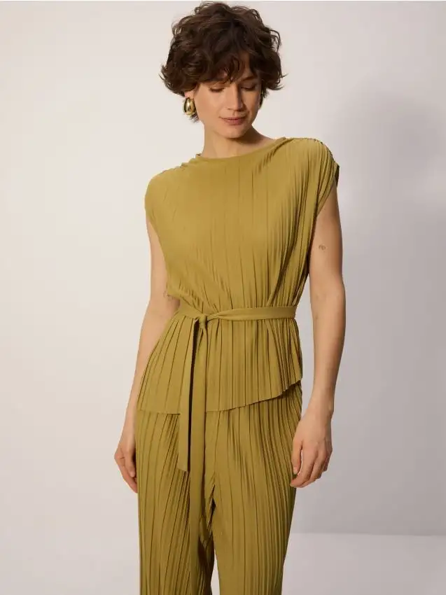 Top plissettato con fiocco Colore verde oliva chiaro