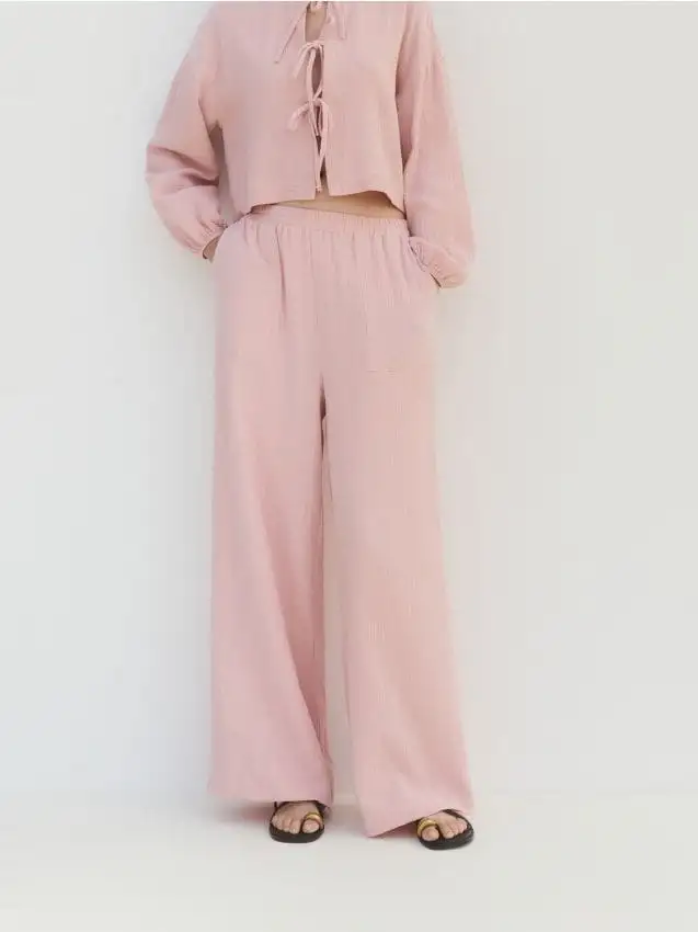 Pantaloni larghi in mussola Colore rosa pastello