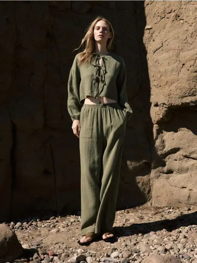 Pantaloni larghi in mussola Colore verde oliva chiaro