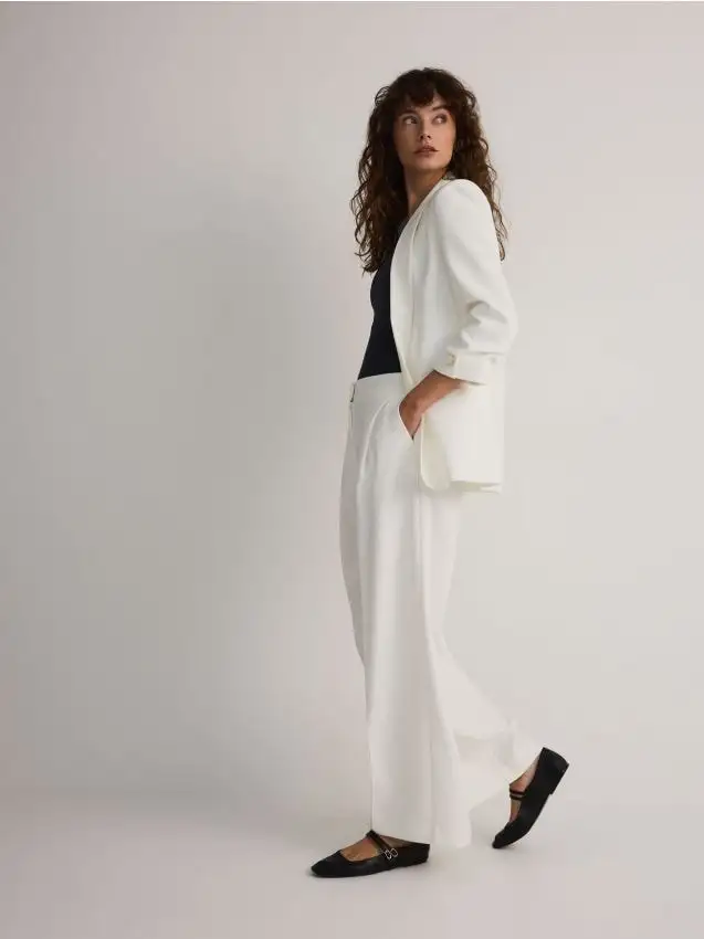 Pantaloni a gamba ampia con piega stirata Colore bianco