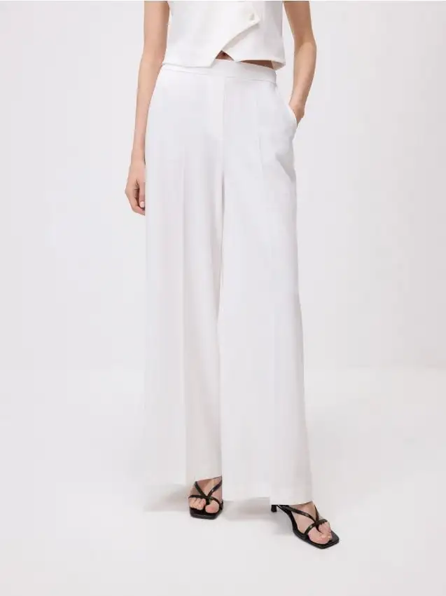 Pantaloni con piega stirata Colore bianco