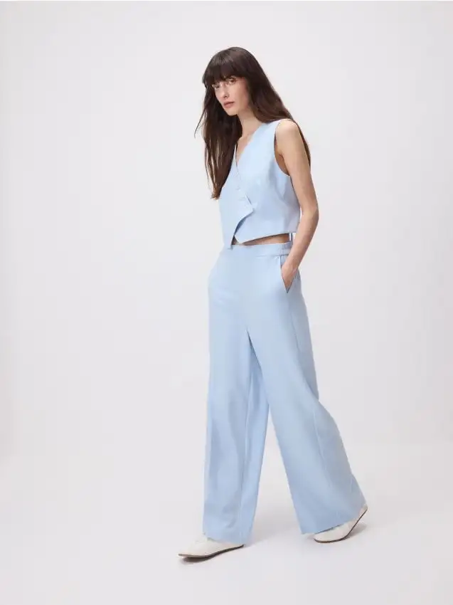 Pantaloni con piega stirata Colore blu pallido