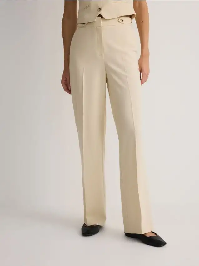 Pantaloni dritti con pieghe Colore panna