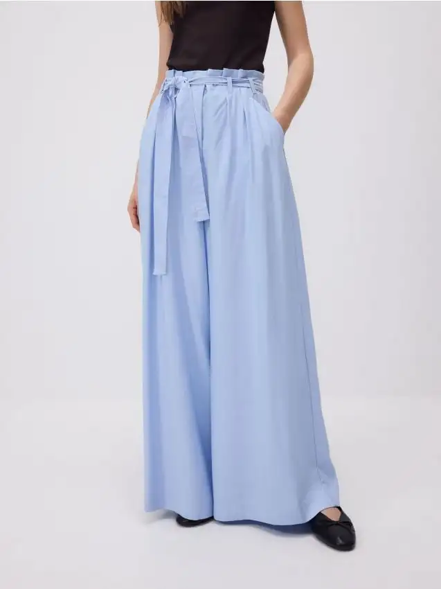 Pantaloni larghi con cintura da annodare Colore azzurro