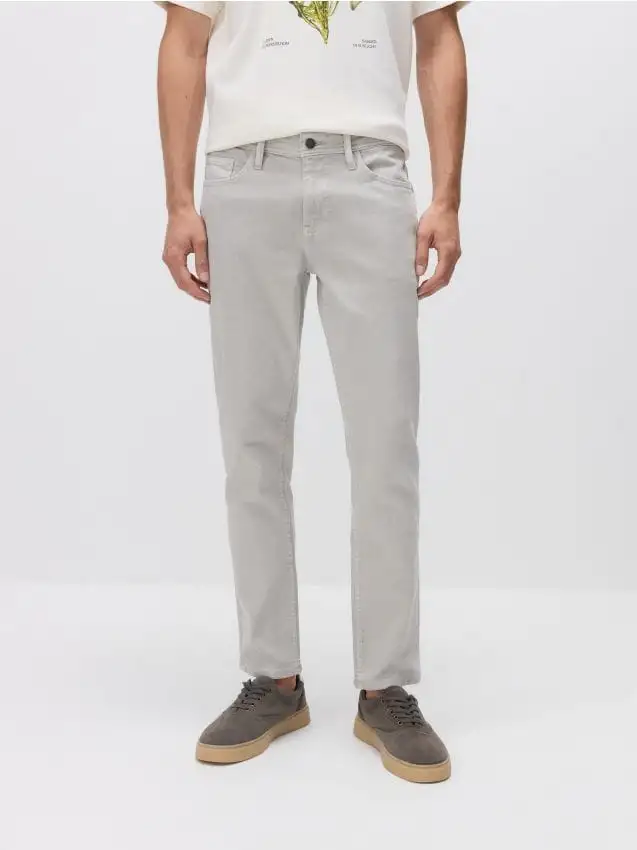 Jeans slim con effetto slavato Colore grigio chiaro