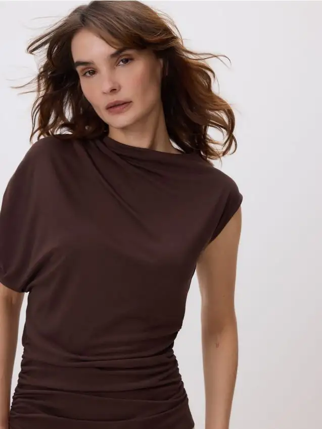 Blusa asimmetrica Colore marrone scuro