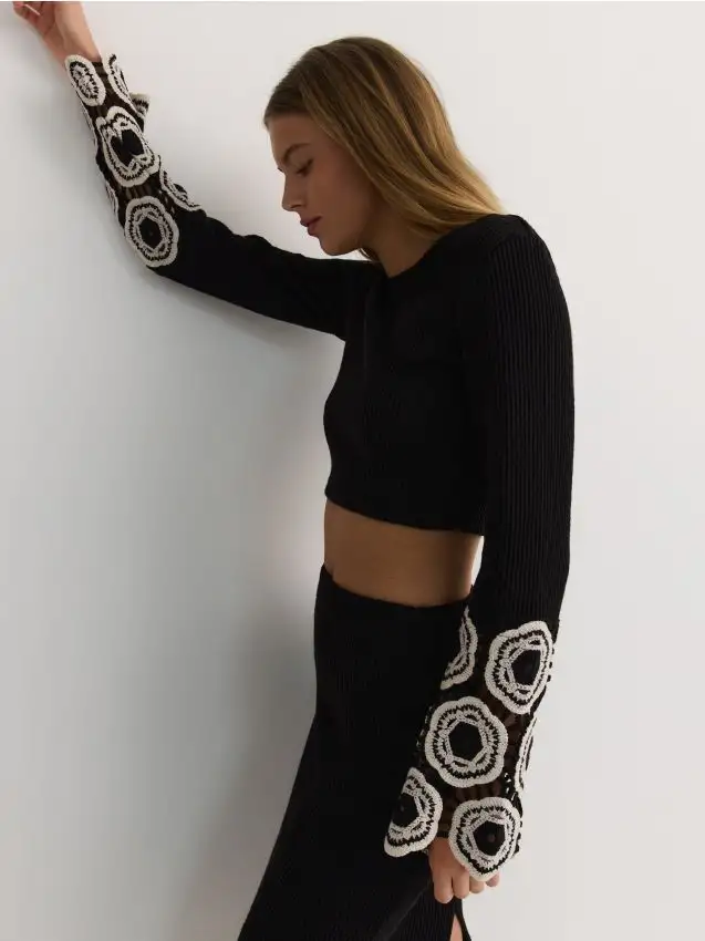 Maglione corto con maniche traforate Colore nero