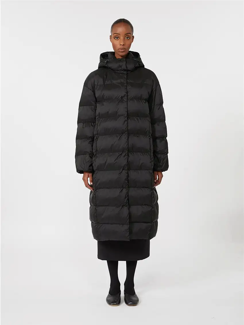 Piumino Lungo con Cappuccio Imbottito in Luxepad Nero