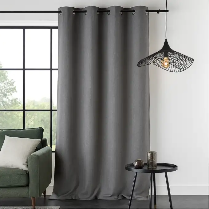 Tenda linoso grigia pronta per essere appesa