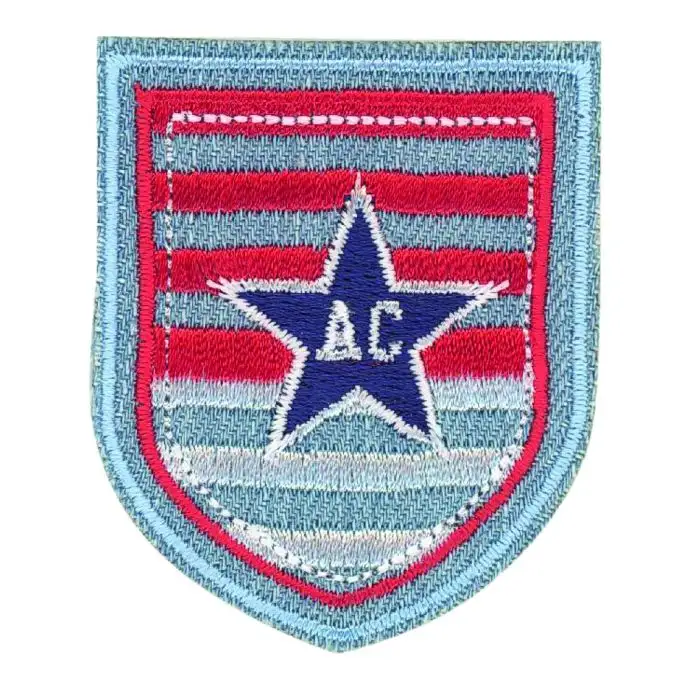 Scudetto AC su sfondo jeans blu