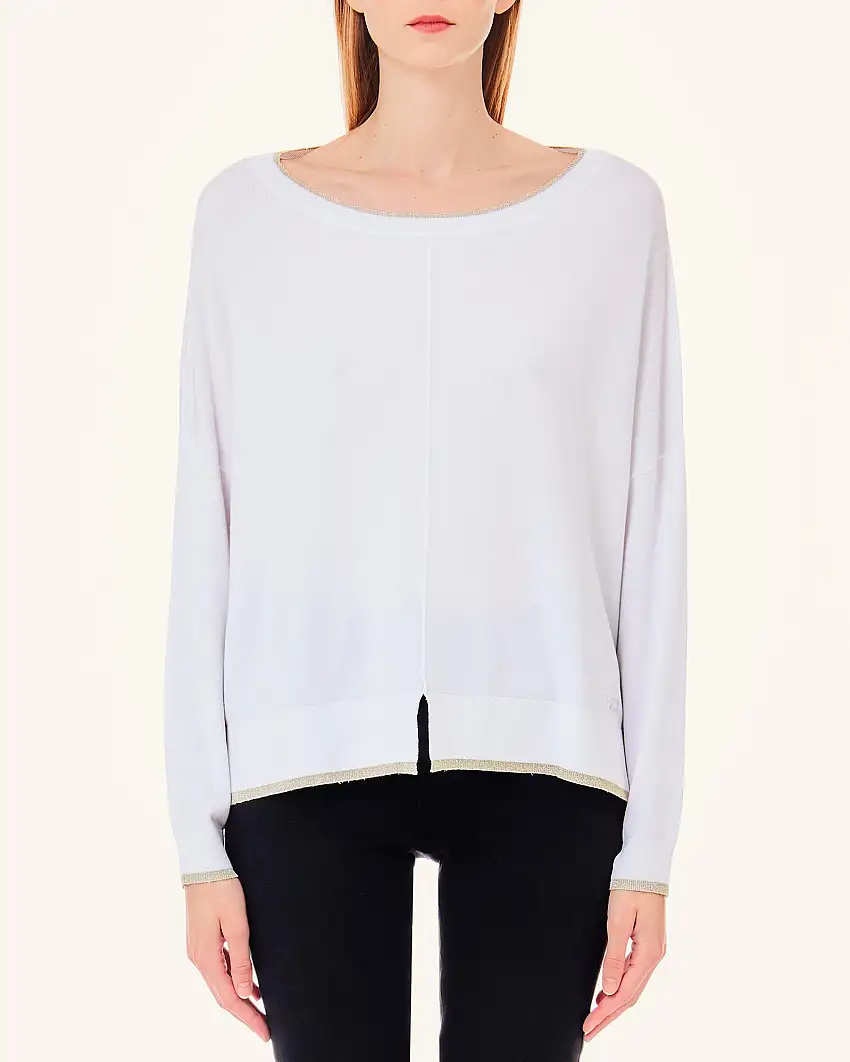 Maglia bianca in viscosa dalla linea boxy e fondo profilato con inserti in lurex