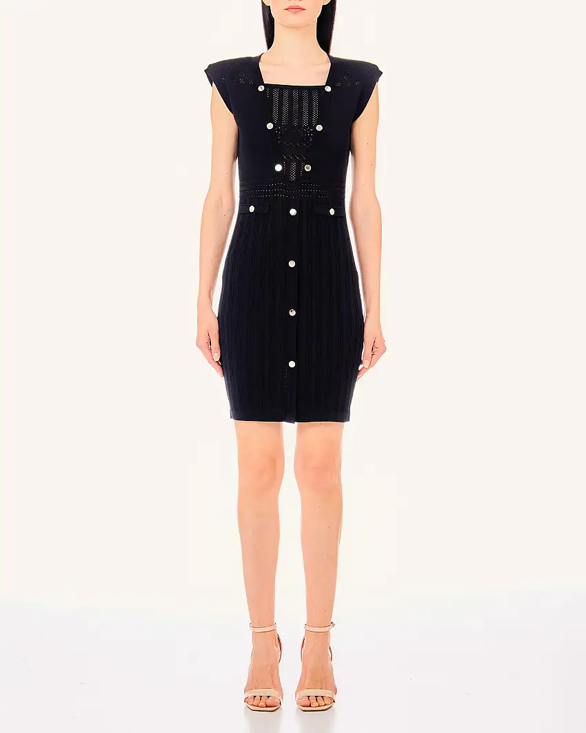 Abito corto nero in maglia di misto viscosa a motivo traforato con spalline imbottite e bottoni dorati