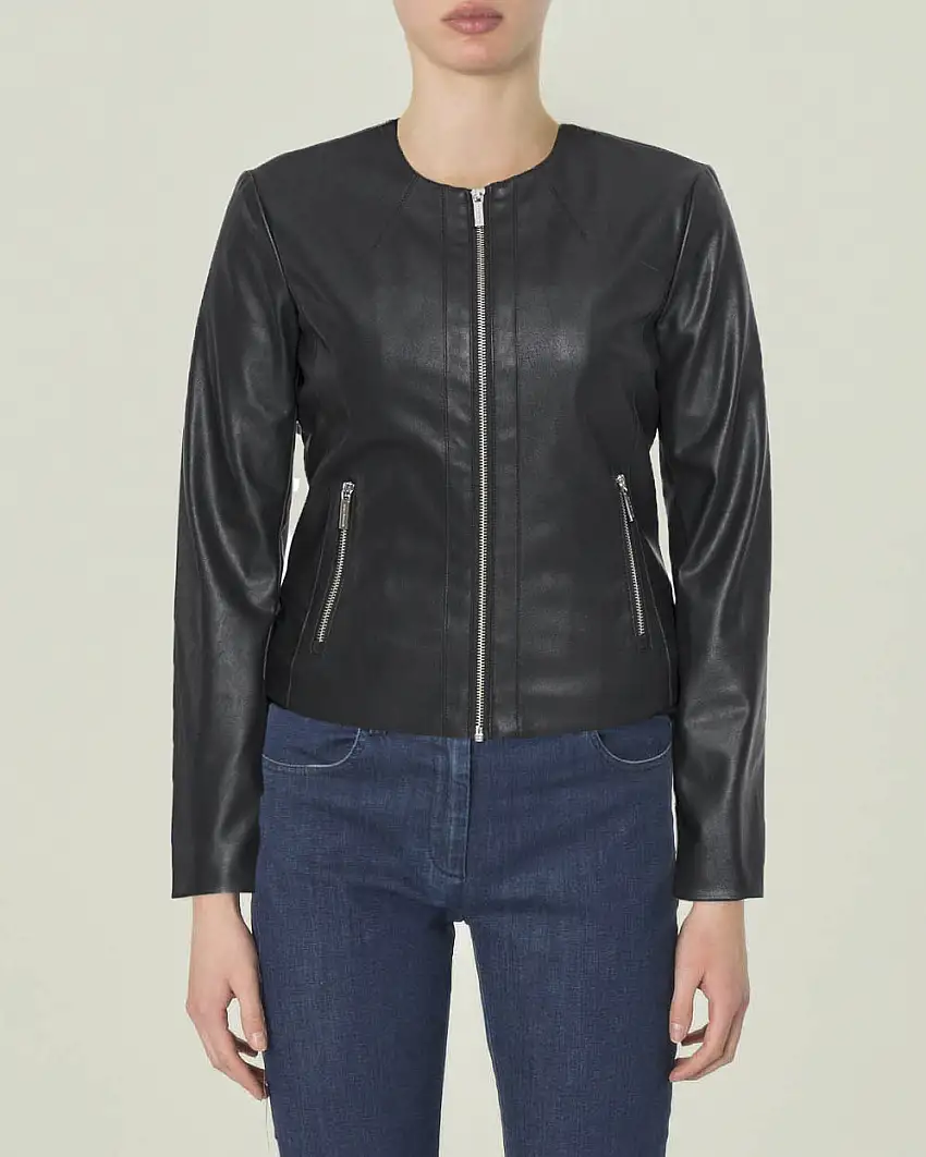 Giacca in similpelle nera sfiancata senza colletto