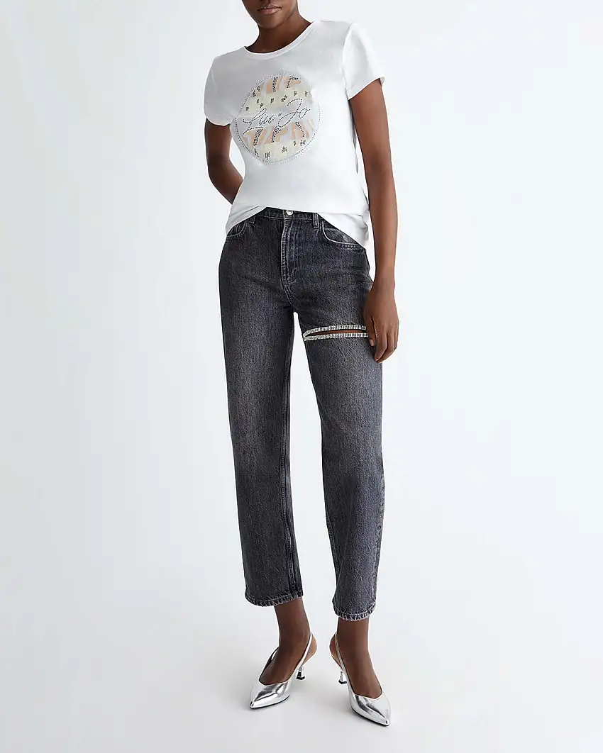 T-shirt bianca in cotone con stampa a motivo safari con scritta logo a borchiette