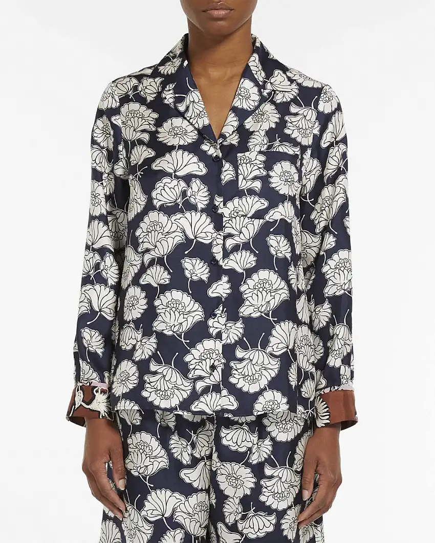 Camicia blu in twill di seta a fantasia fiori bianchi con scollo a rever e polsini color coccio