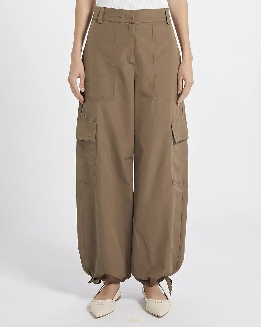 Pantaloni cargo color fango in taffetà di misto cotone con coulisse nei polsini al fondo