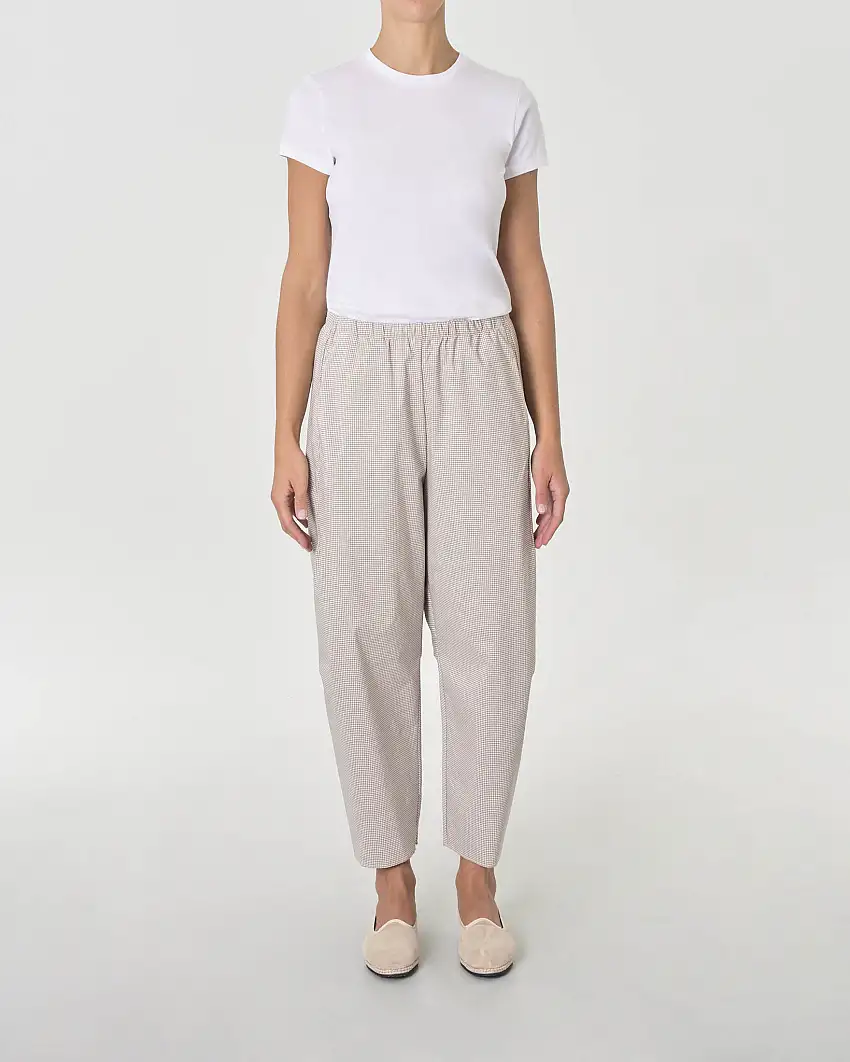 Pantaloni a quadretti vichy bianchi e beige in bengalina di viscosa stretch dalla linea a pagliaccio