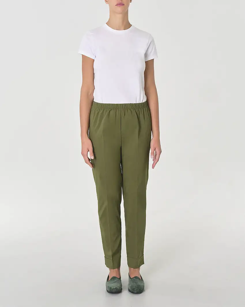 Pantaloni slim verdi in bengalina di viscosa stretch con risvolto al fondo ed elastico in vita