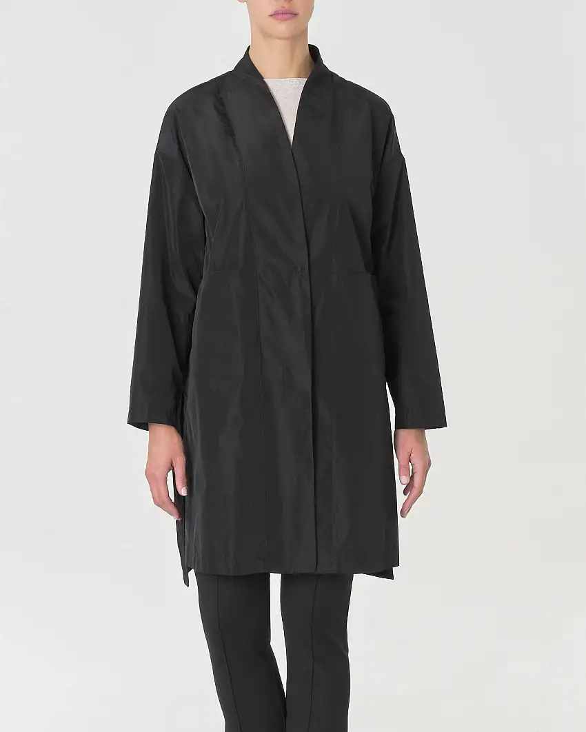 Caban nero in tessuto semilucido dalla linea a kimono con scollo a V e spacchi laterali