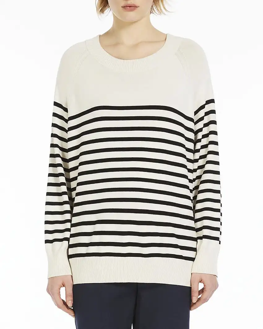 Maglia bianca in misto viscosa a motivo a righe nere con spalla scesa e scollo tondo ampio