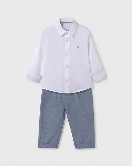 Completo in lino composto da camicia bianca e pantalone chambray