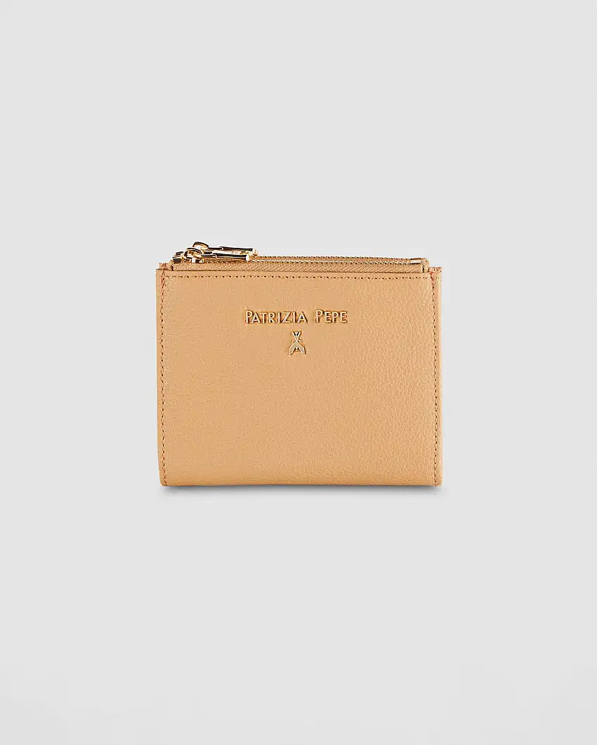 Portafoglio beige in pelle con chiusura a cerniera e apertura a libro con scomparti interni