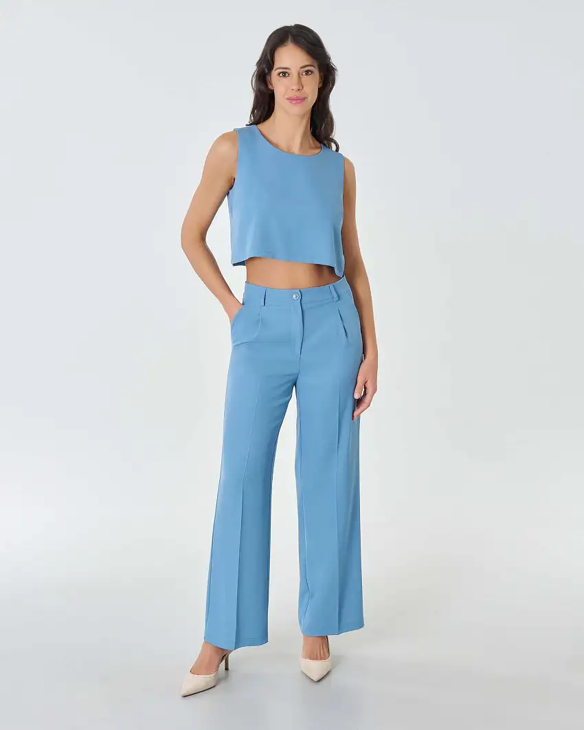 Pantaloni straight color avio in tessuto stretch fluido con pinces in vita