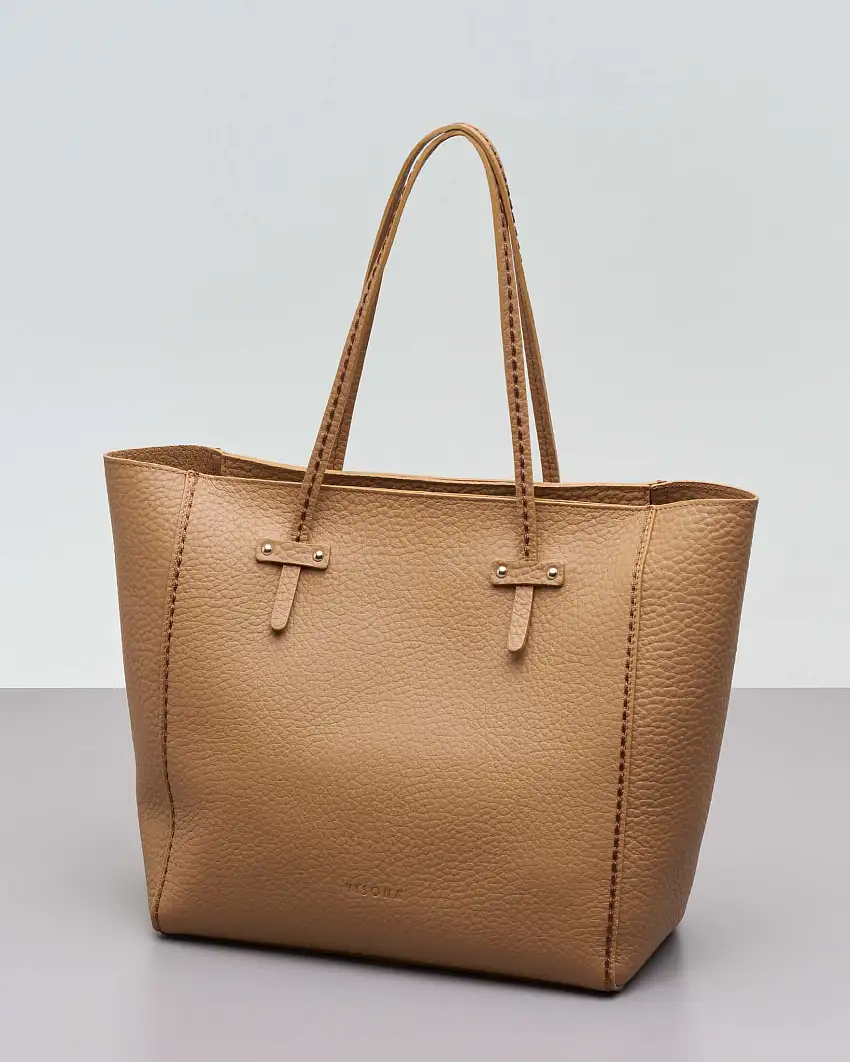 Shopping bag color cammello in pelle martellata con impunture a contrasto