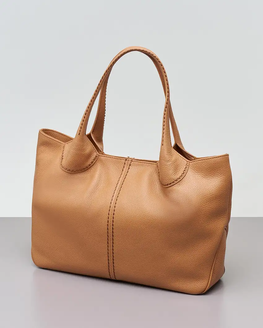 Tote bag grande color cammello in pelle martellata con impunture a contrasto