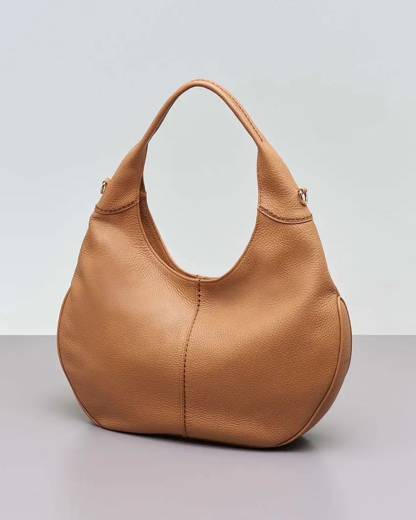 Borsa a spalla color cammello in pelle martellata con impunture a contrasto