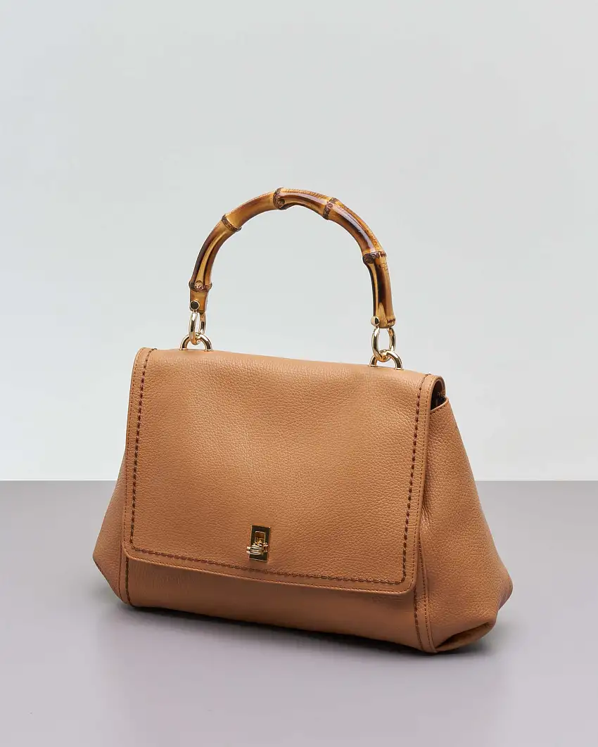 Borsa a mano color cammello in pelle martellata con patta e manico in bamboo