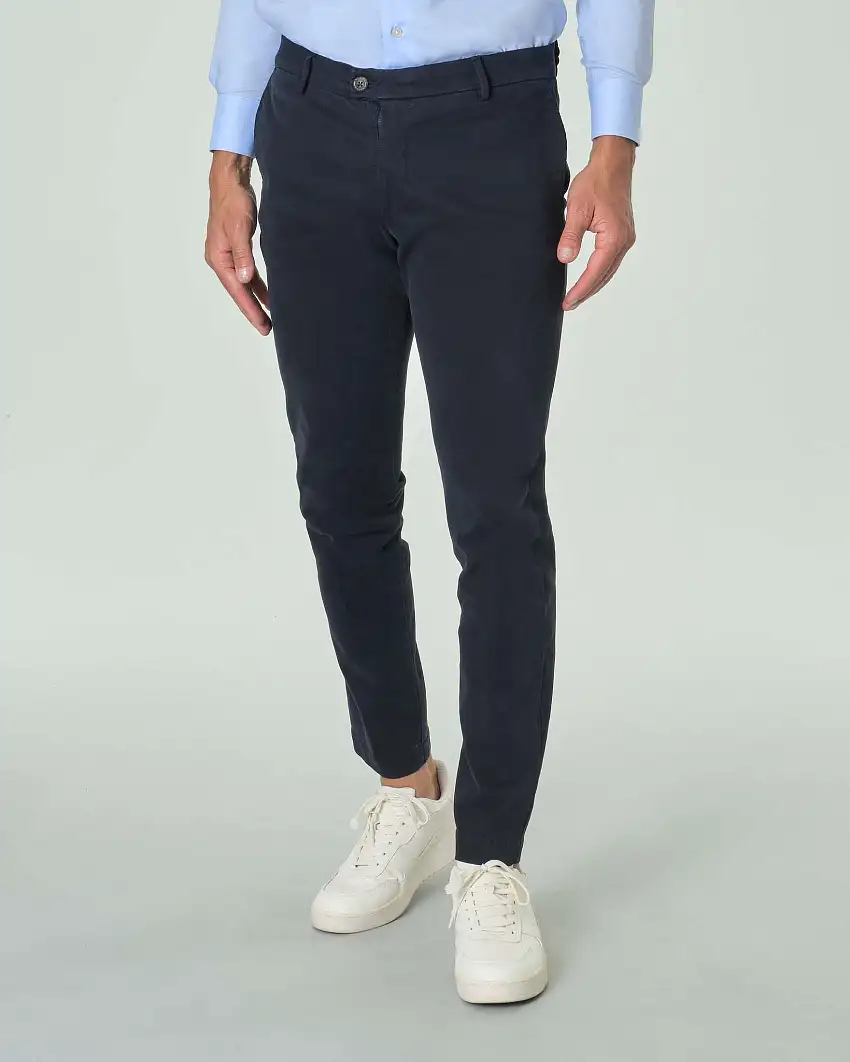 Pantaloni chino Ashki.i blu scuro in misto cotone e modal stretch