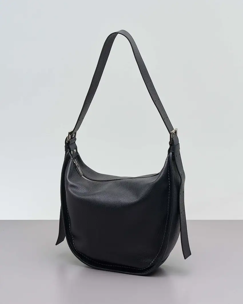 Borsa a spalla nera in pelle martellata con tracolla regolabile