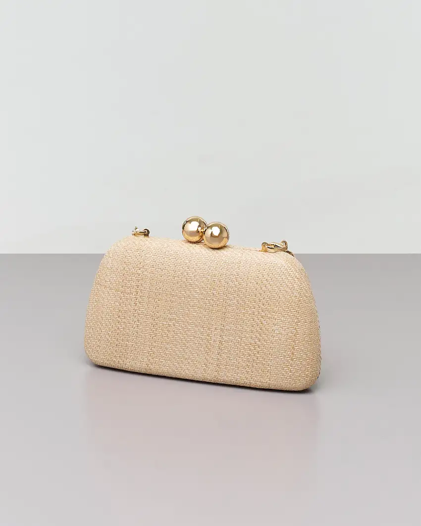 Clutch rigida in raffia color naturale con chiusura a scatto a sfere corate e tracolla catena in resina