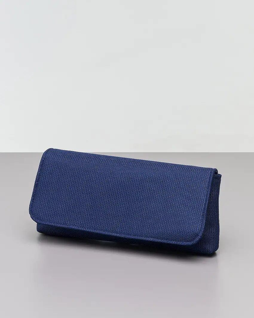 Pochette a busta blu a motivo intrecciato con patta di chiusura e tracolla catena dorata