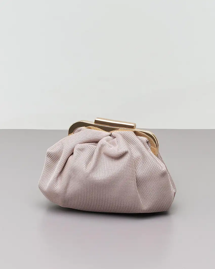 Clutch in tessuto color sabbia lavorato a rete con pieghe e chiusura a scatto in metallo