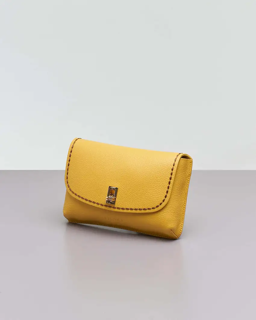 Pochette gialla in pelle martellata con chiusura a girello e tracolla removibile