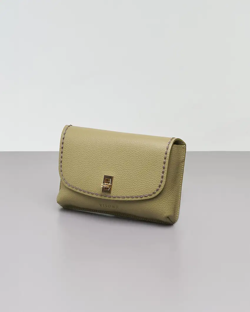 Pochette verde oliva in pelle martellata con chiusura a girello e tracolla removibile
