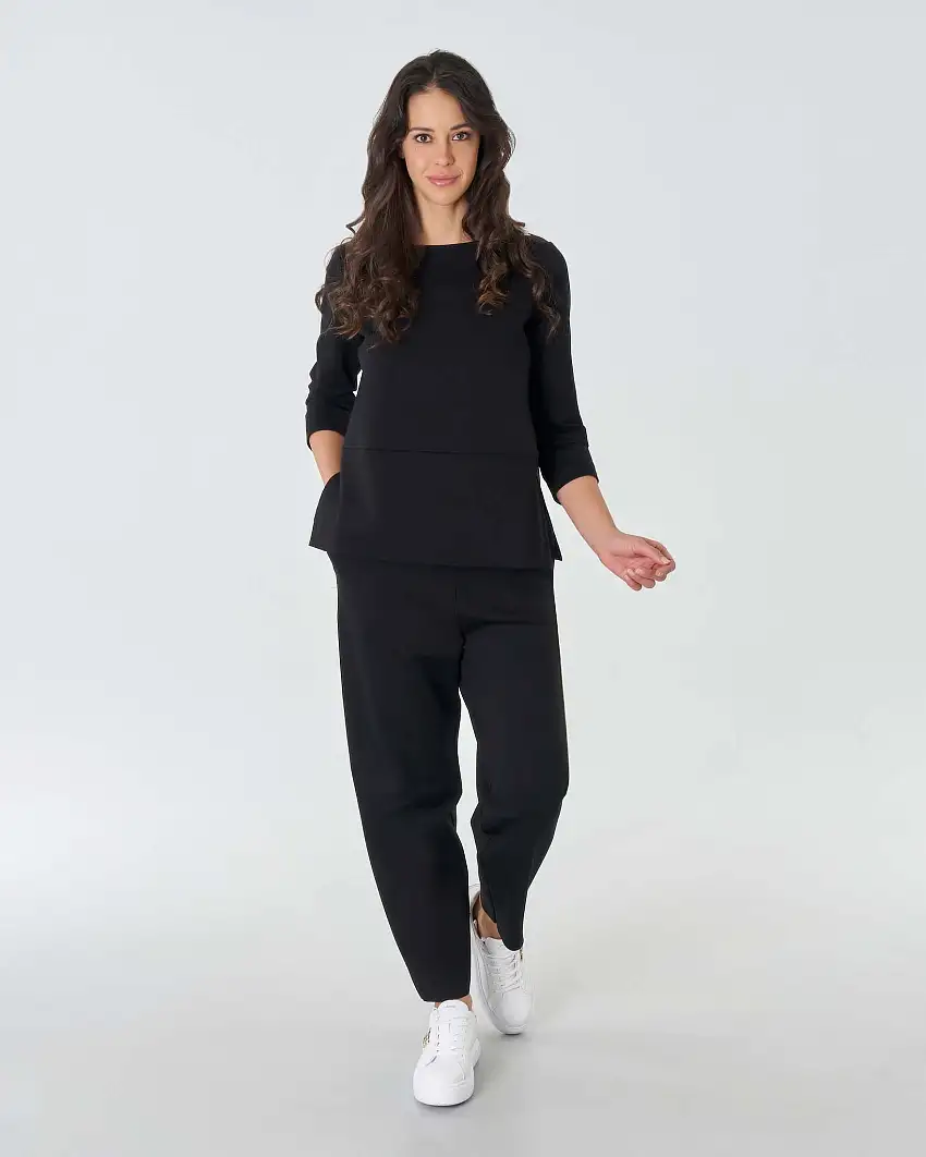 Felpa nera in misto viscosa lavorata a punto Milano con maniche tre quarti e spacchi laterali