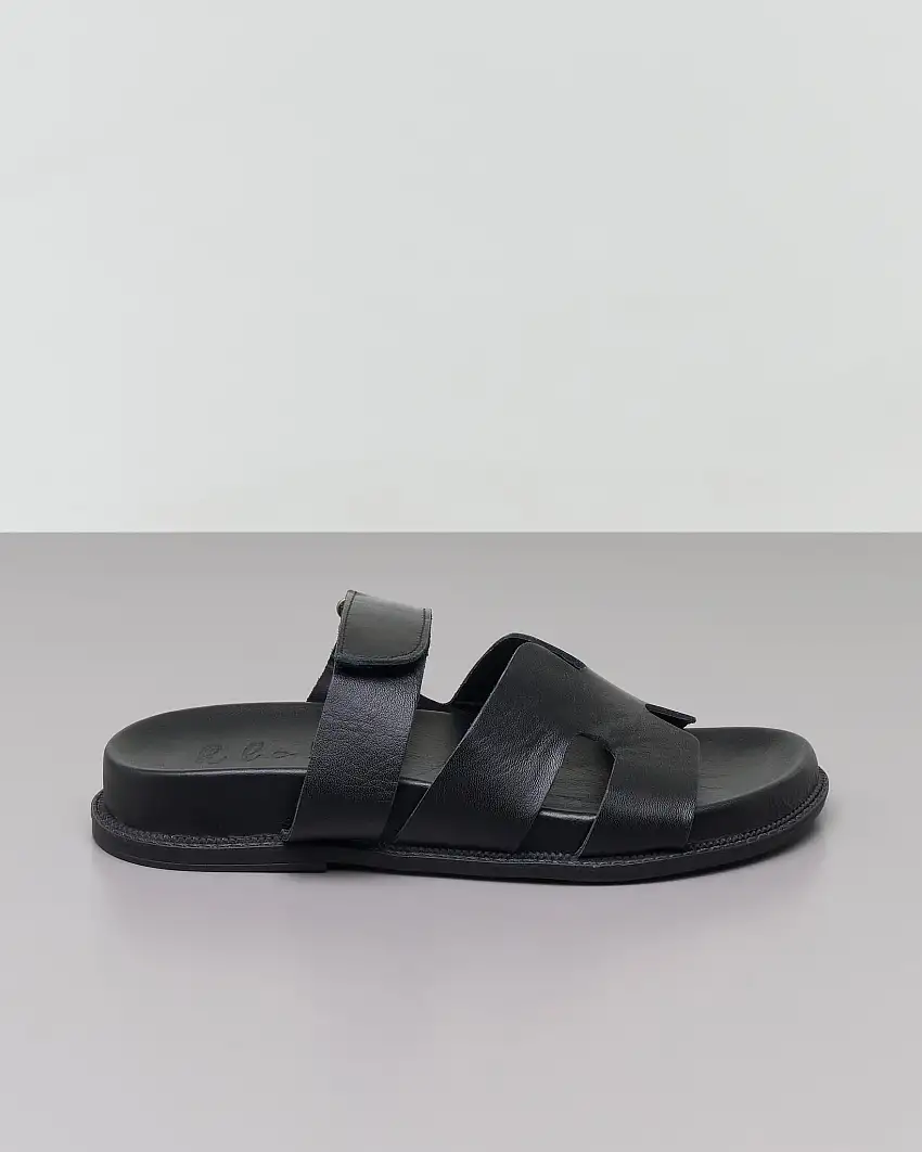 Sandali bassi neri in pelle con doppia fibbia e chiusura a strappo