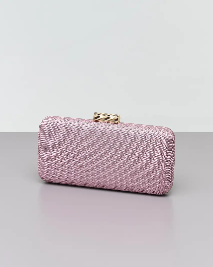 Clutch rigida rosa cipria in tessuto lavorato a micro rete con chiusura a scatto tubolare in metallo dorato