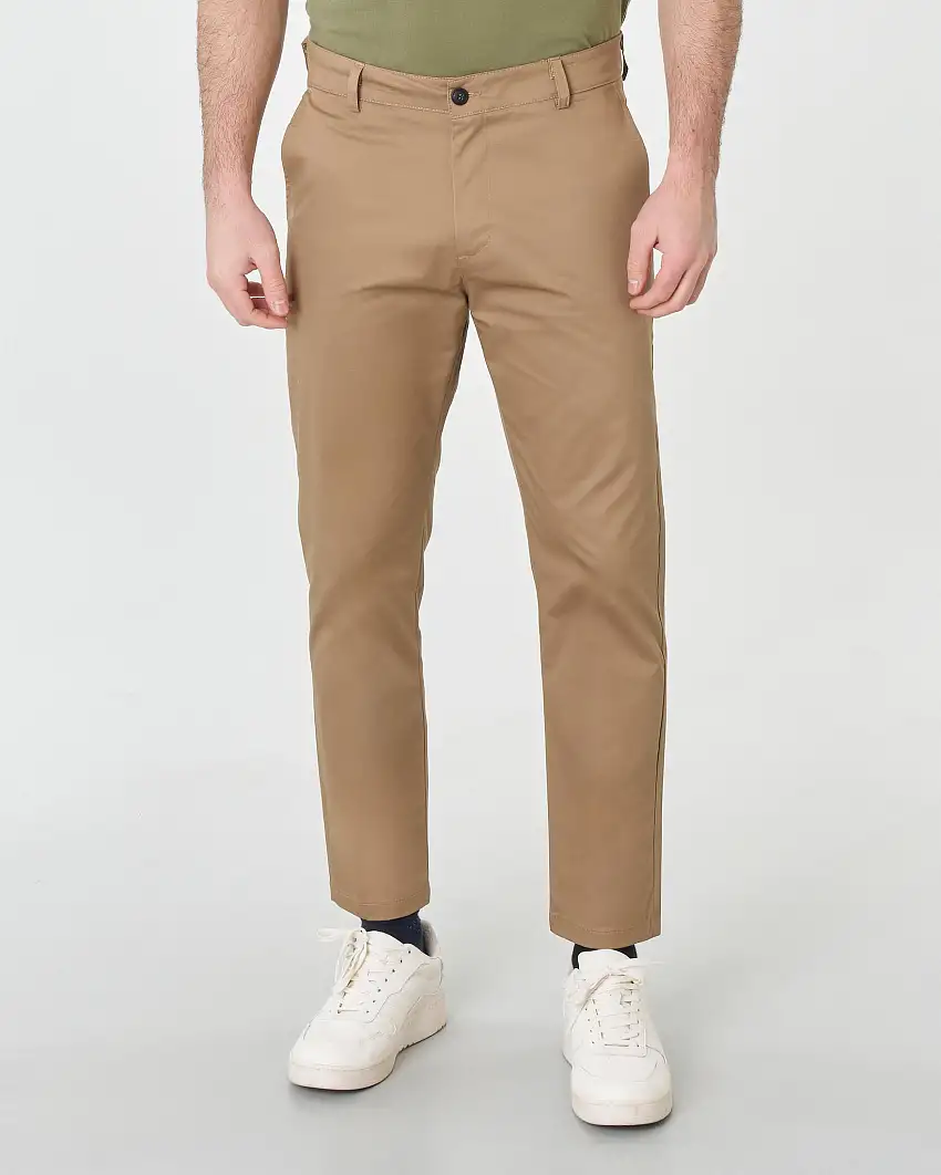 Pantalone color caramello in cotone stretch con maxi tasche sul retro