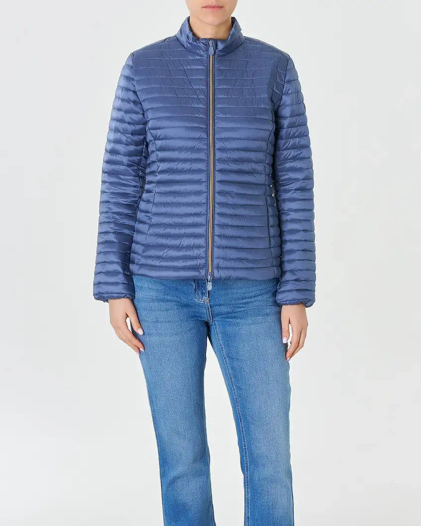 Piumino leggero color avio modello Andreina dalla linea sfiancata in tessuto effetto raso con colletto alla coreana