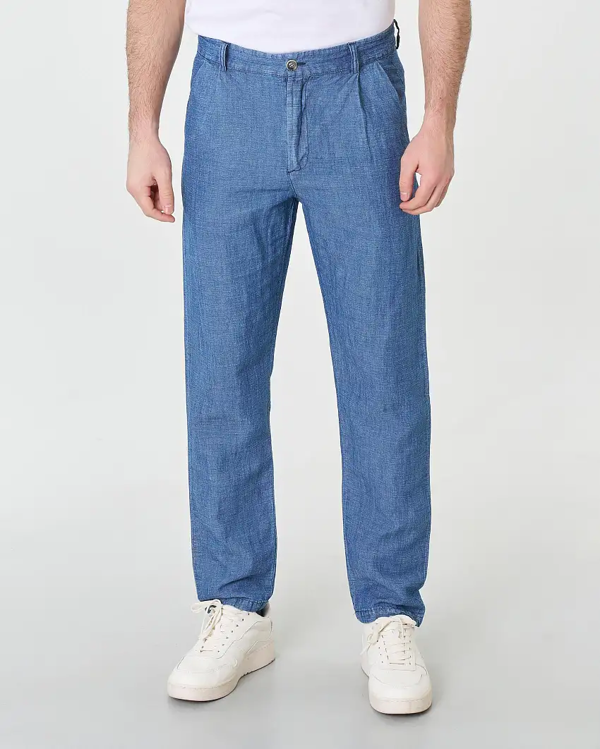Pantalone chino blu indaco in misto lino e cotone con pinces