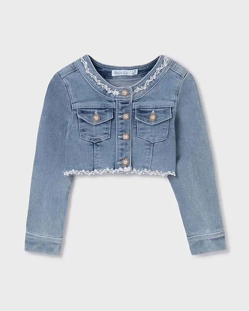 Giubbino cropped in jeans di cotone stretch a lavaggio chiaro con ricami e fiocco in organza bianco